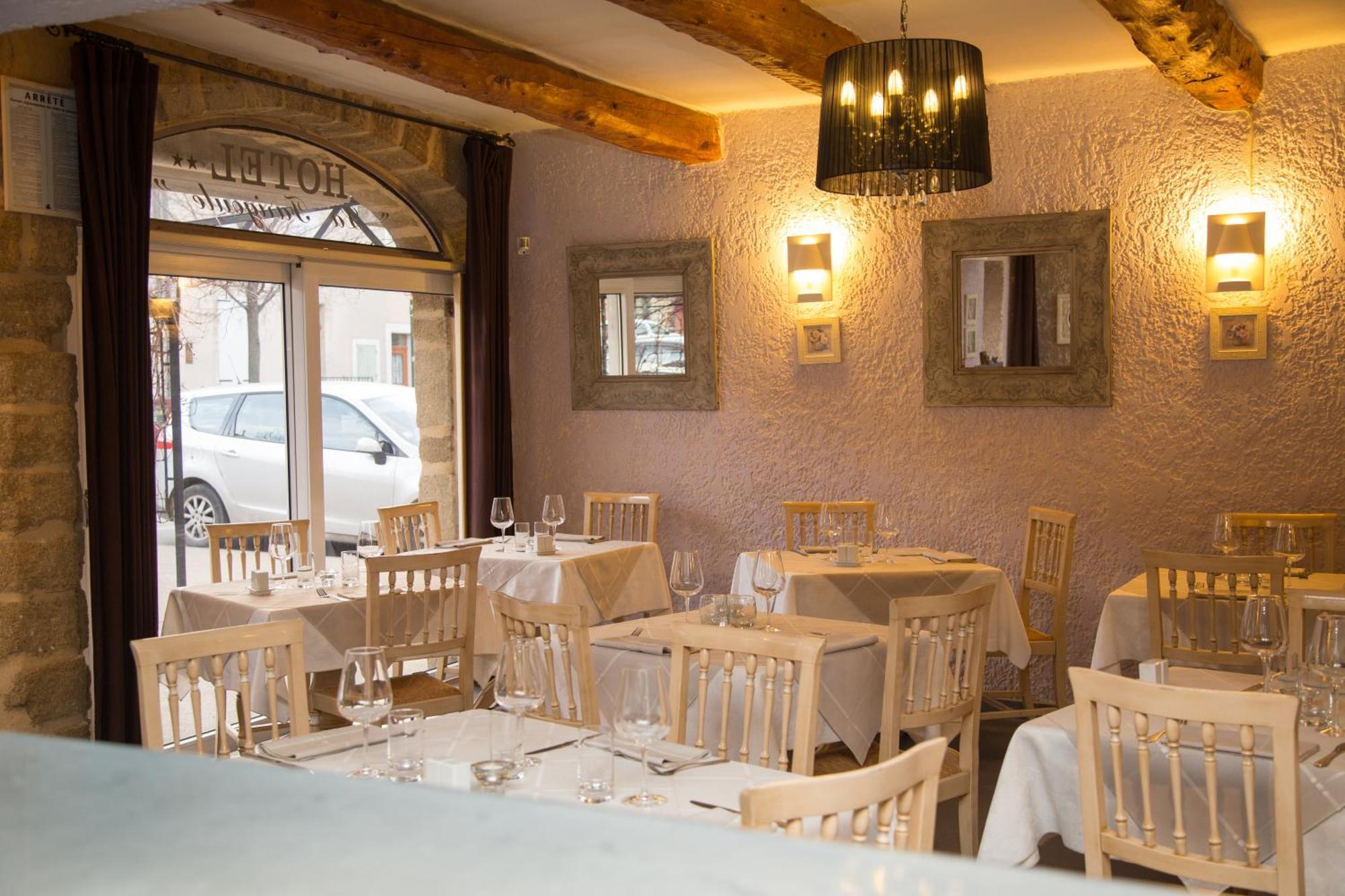 Logis Hotel Restaurant La Farigoule Sainte-Cécile-les-Vignes Buitenkant foto