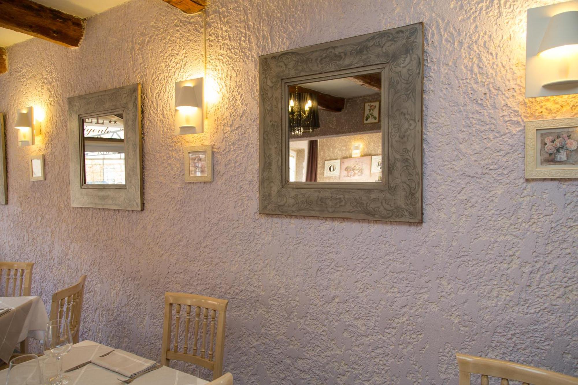 Logis Hotel Restaurant La Farigoule Sainte-Cécile-les-Vignes Buitenkant foto