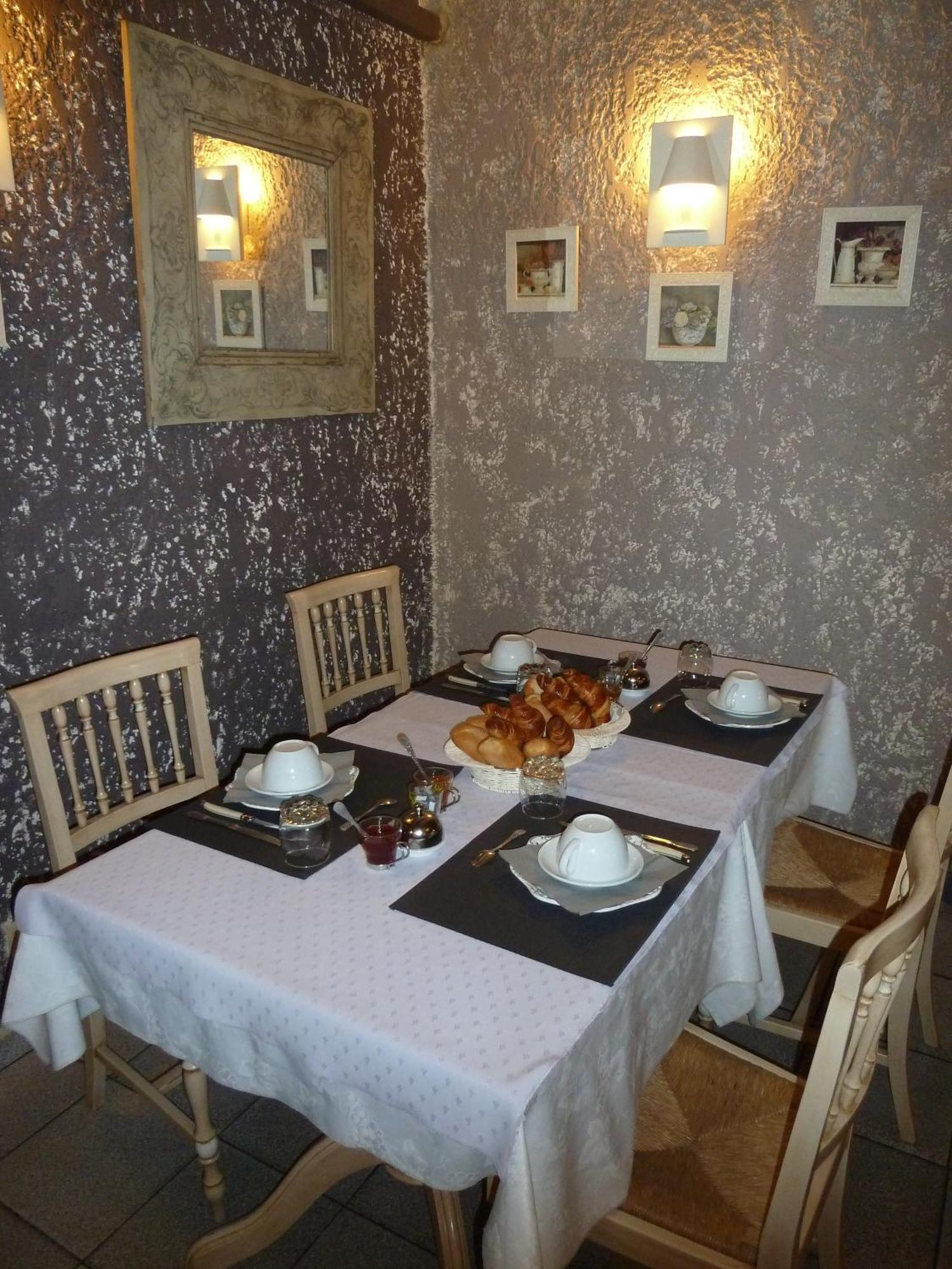 Logis Hotel Restaurant La Farigoule Sainte-Cécile-les-Vignes Buitenkant foto
