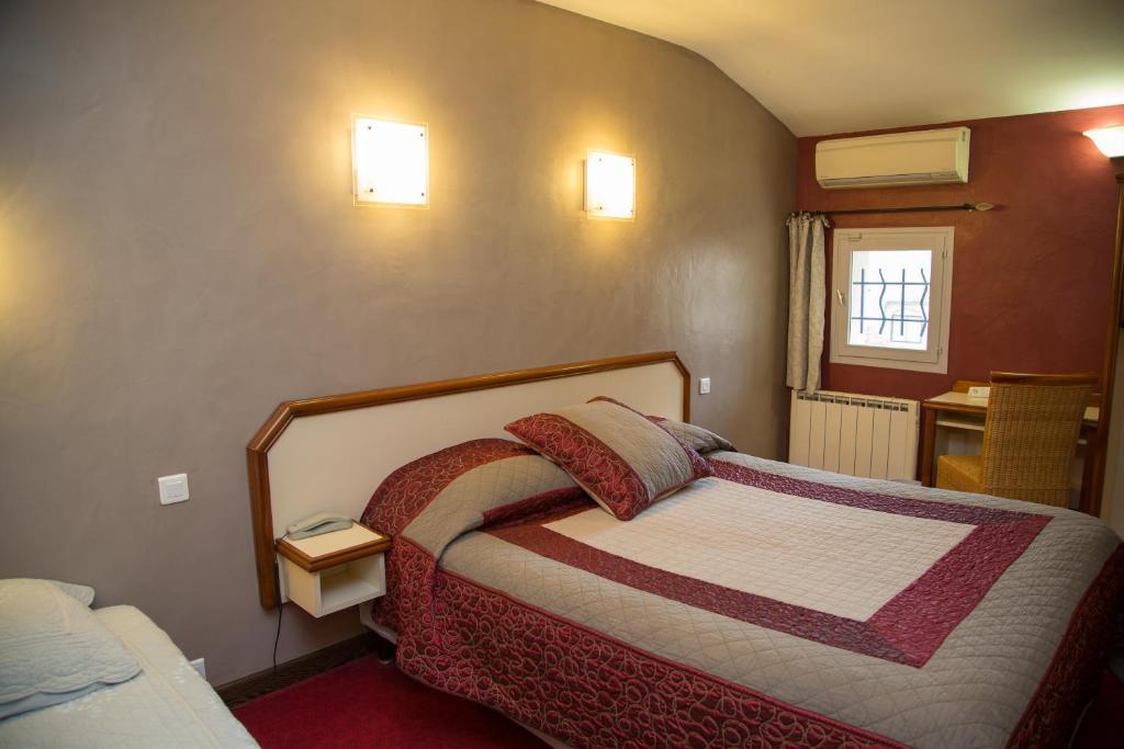 Logis Hotel Restaurant La Farigoule Sainte-Cécile-les-Vignes Kamer foto