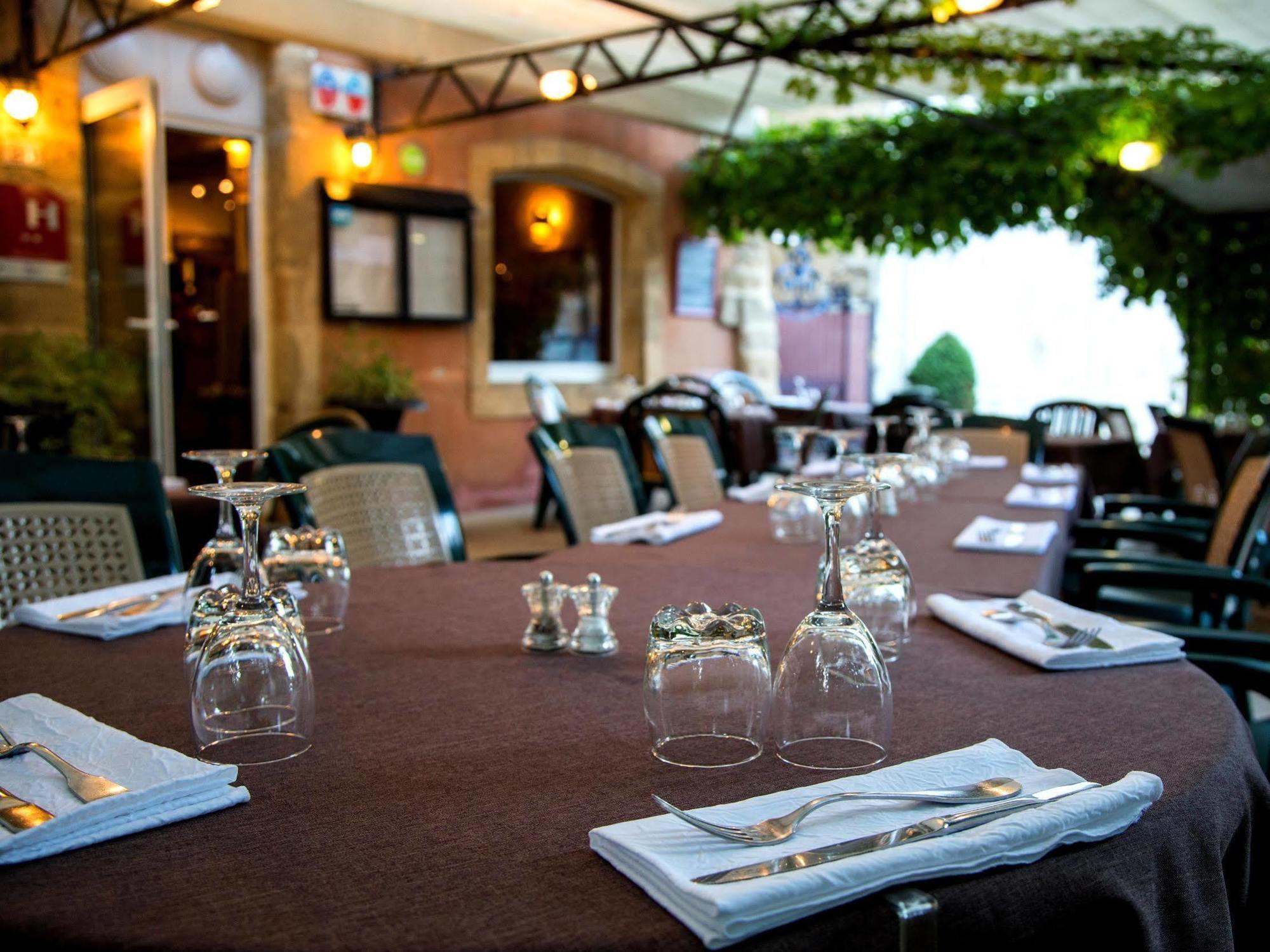Logis Hotel Restaurant La Farigoule Sainte-Cécile-les-Vignes Buitenkant foto