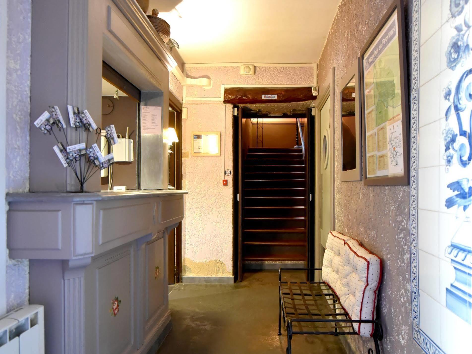 Logis Hotel Restaurant La Farigoule Sainte-Cécile-les-Vignes Buitenkant foto