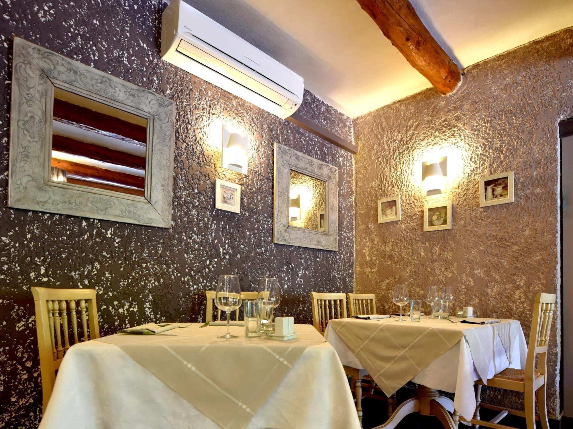 Logis Hotel Restaurant La Farigoule Sainte-Cécile-les-Vignes Buitenkant foto