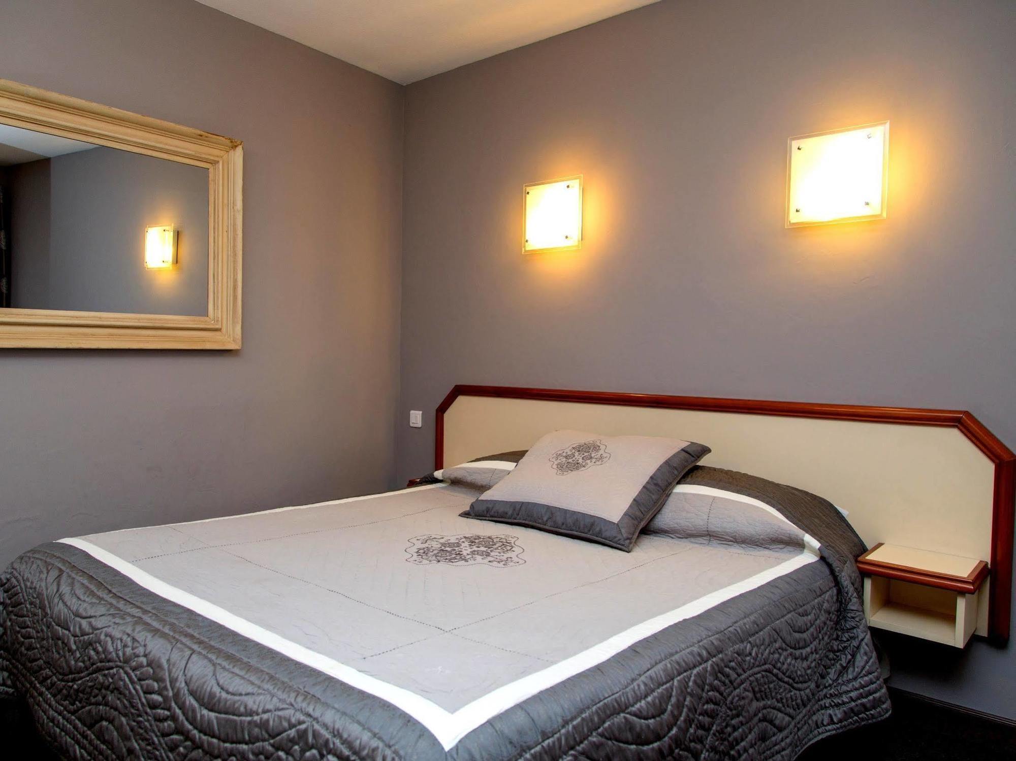 Logis Hotel Restaurant La Farigoule Sainte-Cécile-les-Vignes Buitenkant foto